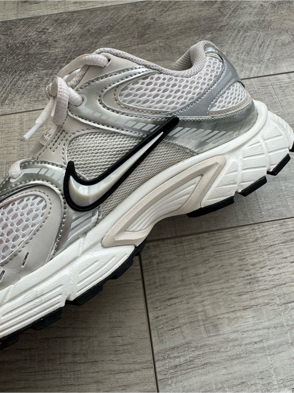 Nike V5 RNR Women’s Sneakers White Metallic Silver Size 8.5 - Picture 6 of 8